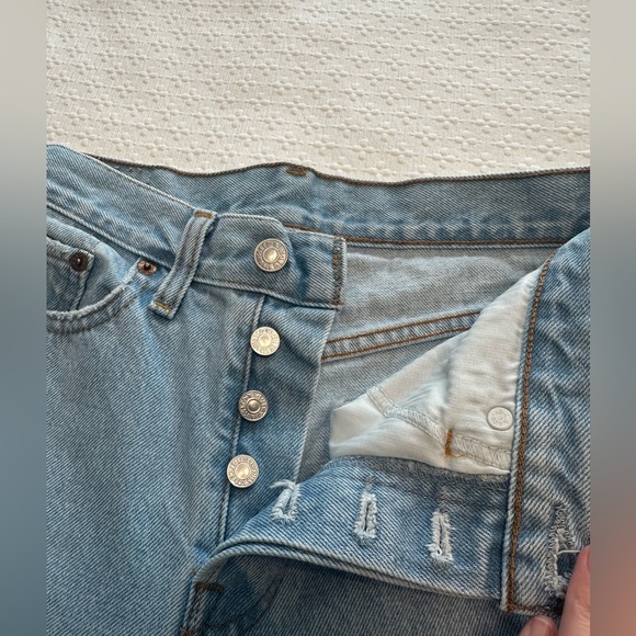 Levi’s High Rise Straight Leg Distressed Jeans - Picture 4 of 7